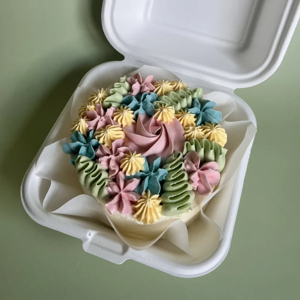 Bento taartje met pastel bloemen in een doosje