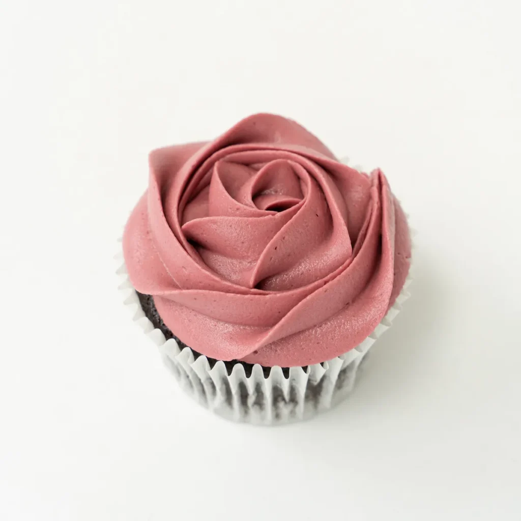 Heerlijke cupcake met roze rozentopping