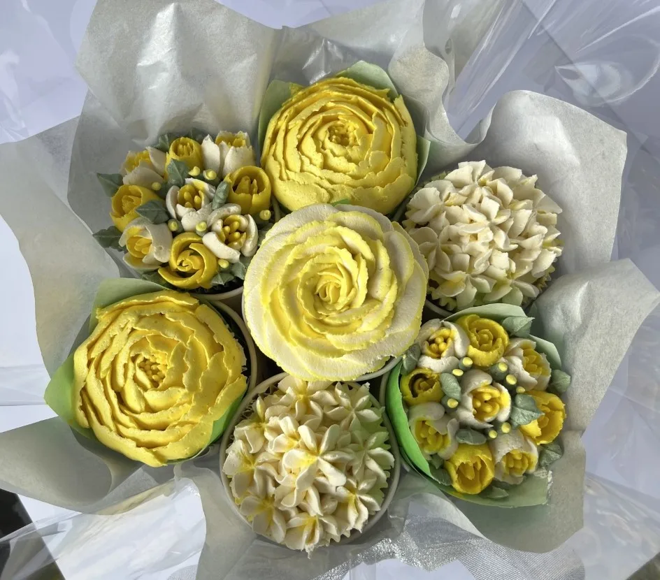 Geschenkboeket van gele bloemencupcakes