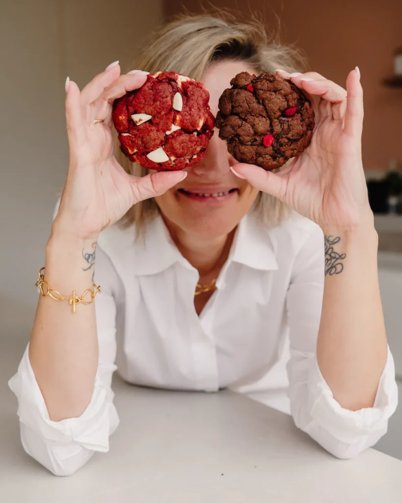 Katrien houdt twee cookies voor haar ogen