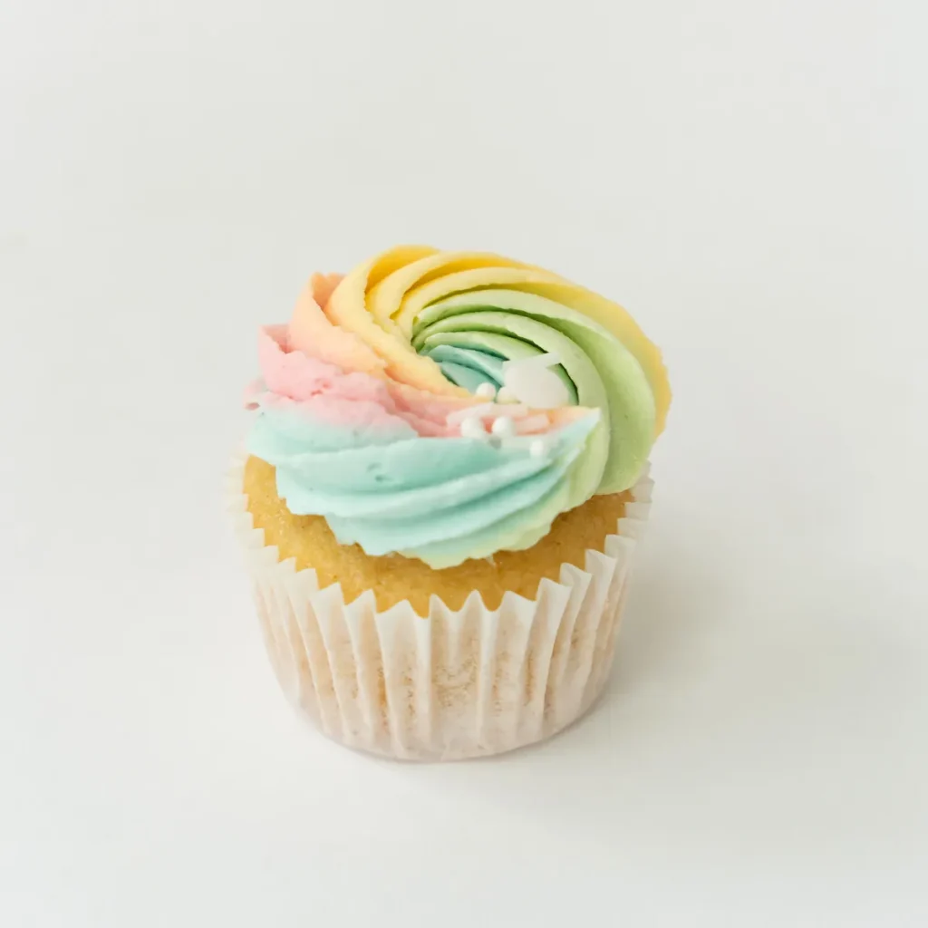 Mini cupcake met regenboogtopping