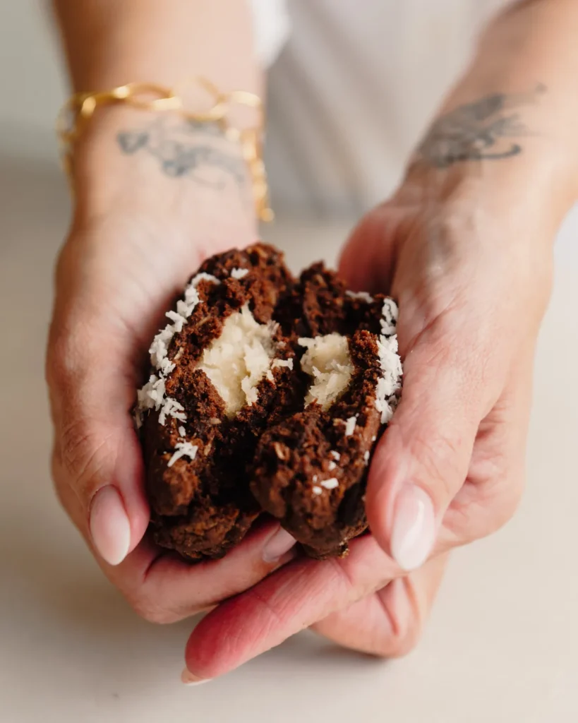Opengebroken plantaardige NYC cookie met chocolade en kokos