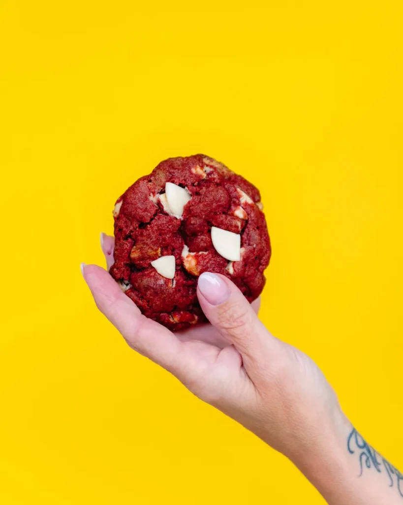 Red Velvet NYC cookie met witte chocolade