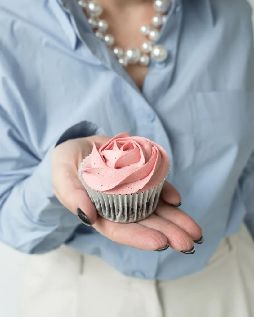 Roze rozencupcake in de hand