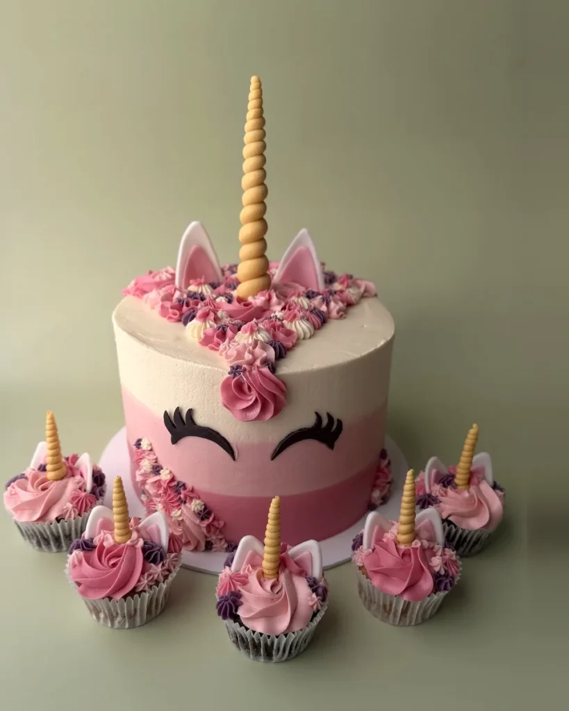 Eenhoorntaart met eenhoorncupcakes