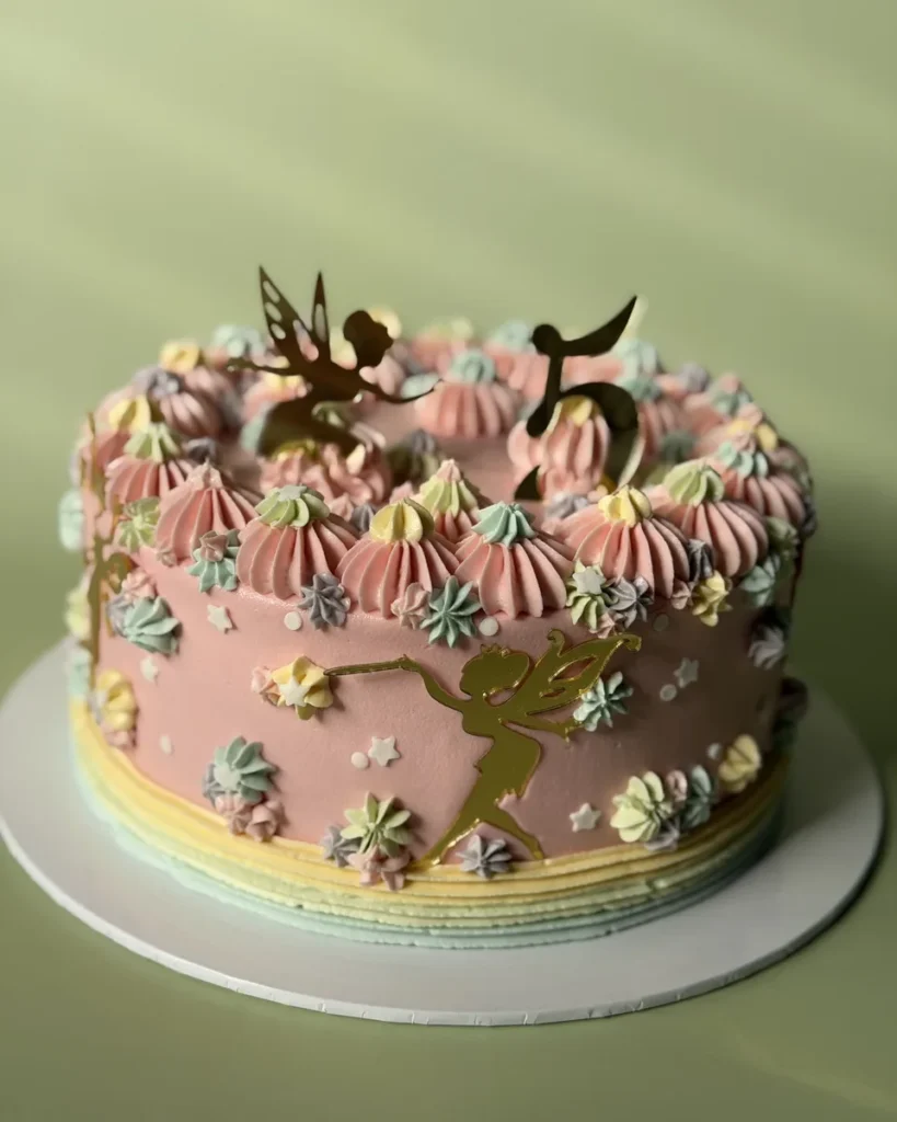 Roze taart met feeën en pastel toefjes