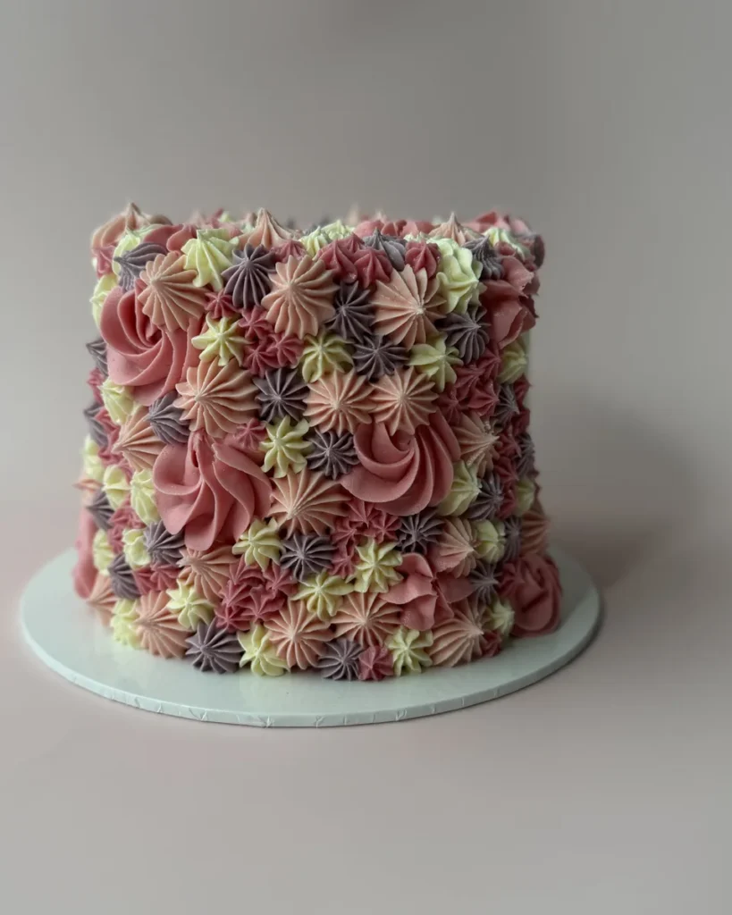 Taart vol pastel rozetjes