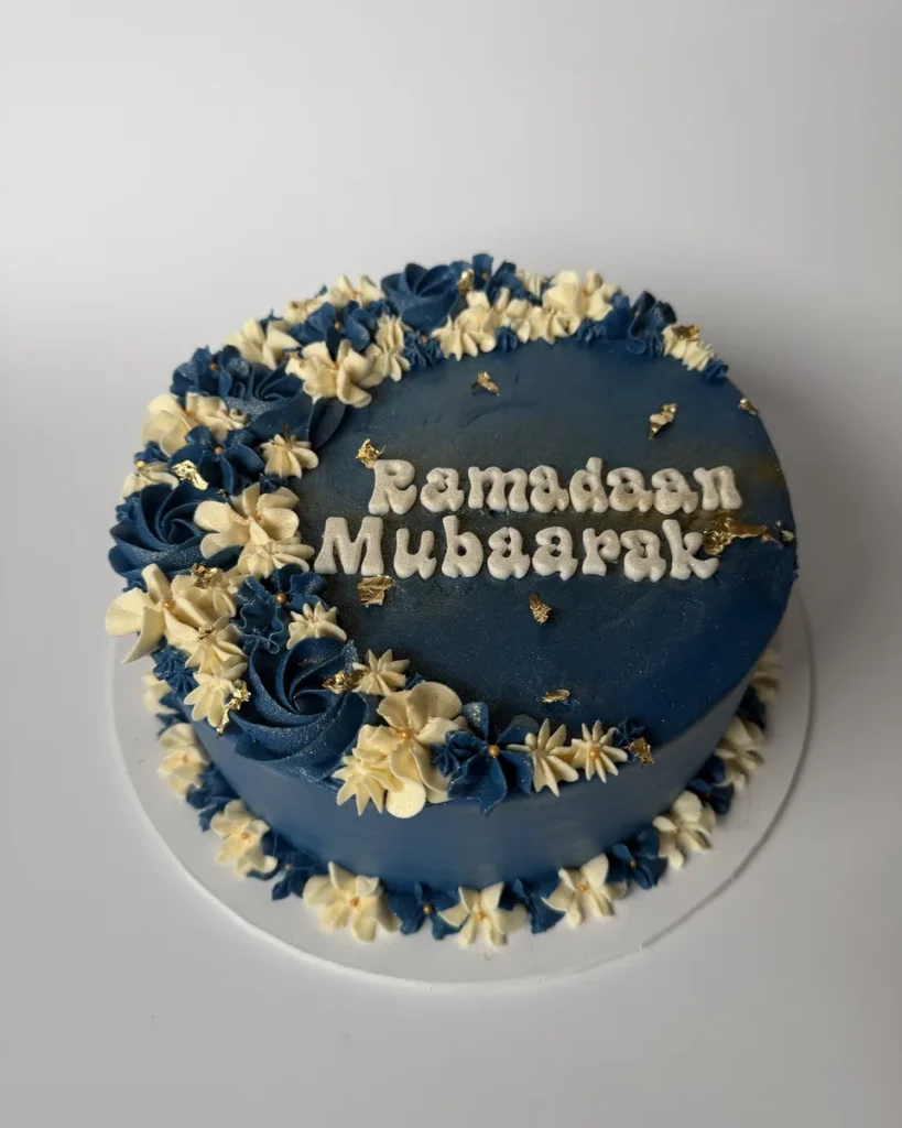 Blauwe Ramadan Mubaarak taart met bloemen